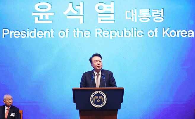 윤석열 대통령이 11월22일 서울 중구 신라호텔에서 열린 제56회 국가조찬기도회에서 인사말을 하고 있다. ⓒ대통령실통신사진기자단