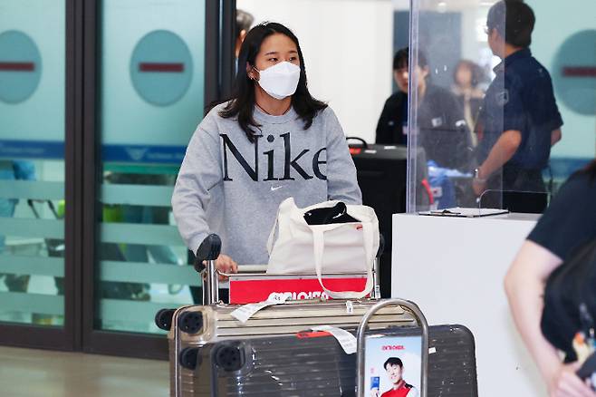 배드민턴 안세영이 25일 오후 인천국제공항 제1여객터미널을 통해 귀국하는 모습. 연합뉴스