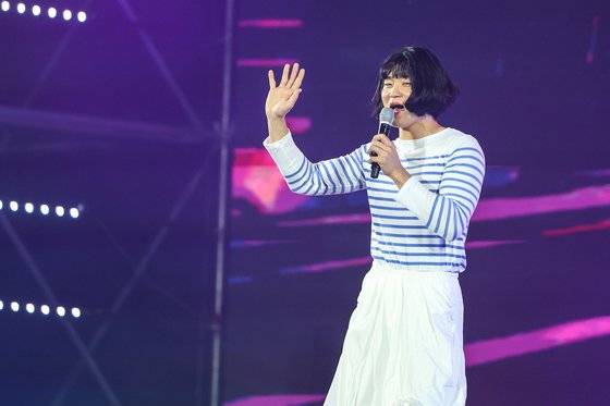 30일 김대중체육관에서 열린 V12 타이거즈 페스타에서 뉴진스 하니처럼 분장하고 푸른 산호초를 부르는 김도영. 사진 KIA 타이거즈