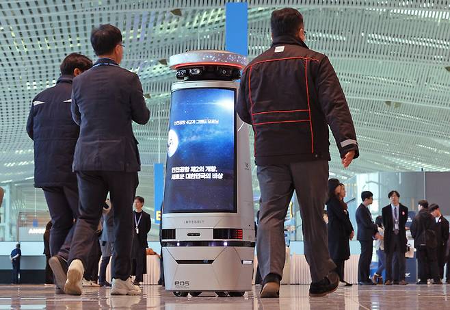 지난달 29일 정식 개방 전인 인천국제공항 제2여객터미널 확장구역에서 서비스 로봇 ‘GPT플래티’가 관계자들 사이로 이동하고 있다. GPT플래티는 챗GPT가 탑재돼 시민들과 자연스러운 음성 대화가 가능하다. 인천공항=뉴스1