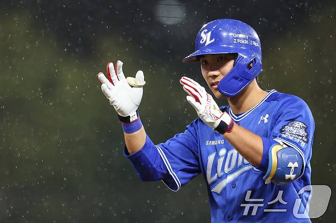 21일 오후 광주 북구 기아챔피언스필드에서 열린 프로야구 '2024 신한 SOL 뱅크 KBO 포스트시즌' 한국시리즈 1차전 삼성 라이온즈와 기아 타이거즈의 경기, 5회초 1사 주자없는 상황에서 삼성 이재현이 안타를 치고 기뻐하고 있다. 2024.10.21/뉴스1 ⓒ News1 김도우 기자