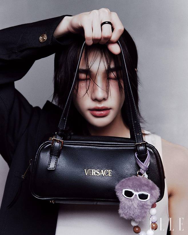 블랙 재킷과 화이트 탱크톱, 골드 로고 장식이 특징인 ‘태그 보울링’ 백, 페이크 퍼로 만든 ‘메두사 플러피’ 키 체인, 컬러플한 구슬 모티프의 ‘라 메두사’ 참은 모두 Versace.