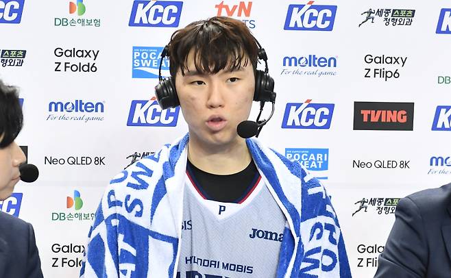 2일 잠실실내체육관에서 열린 삼성과 현대모비스의 2024~25 KCC 프로농구 정규리그 경기. 현대모비스 이우석이 승리 뒤 방송사 인터뷰에 임하고 있다. 사진=KBL
