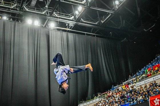 홍콩에서 열린 세계태권도연맹(WT) 세계품새선수권대회 남자 17세 이하 프리스타일 부문에서 우승한 15세 변재영의 아크로바틱 킥 장면. 사진 세계태권도연맹