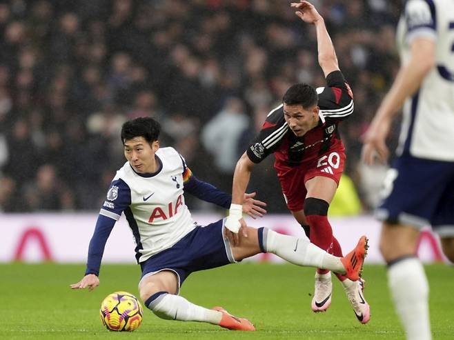 잉글랜드 프리미어리그(EPL) 토트넘 홋스퍼의 손흥민(왼쪽)이 지난 1일(한국시간) 열린 EPL 13라운드 풀럼과의 경기에서 공을 소유하기 위해 상대 선수와 경합 중인 모습. /AP=뉴시스