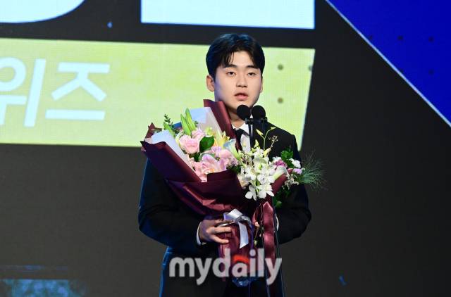 2024년 11월 26일 오후 서울 잠실 롯데호텔 월드에서 '2024 KBO 시상식'이 열렸다. KT 박영현이 승률상을 수상하고 있다./잠실=유진형 기자 zolong@mydaily.co.kr