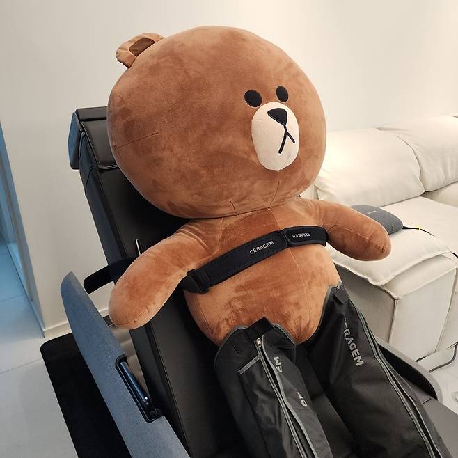 곰 인형이 세라젬 마스터 V9의 리클라이닝 기능과 에어셀 다리 마사지기를 사용하는 모습. 이동수 기자
