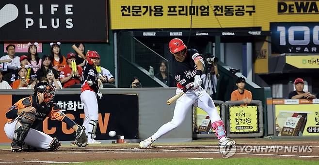 홈런 절실한 김도영 (대전=연합뉴스) 이주형 기자 = 27일 대전한화이글스파크에서 열린 프로야구 KIA 타이거즈와 한화 이글스의 경기. KIA 김도영이 1회 초 스윙하고 있다. 2024.9.27 coolee@yna.co.kr