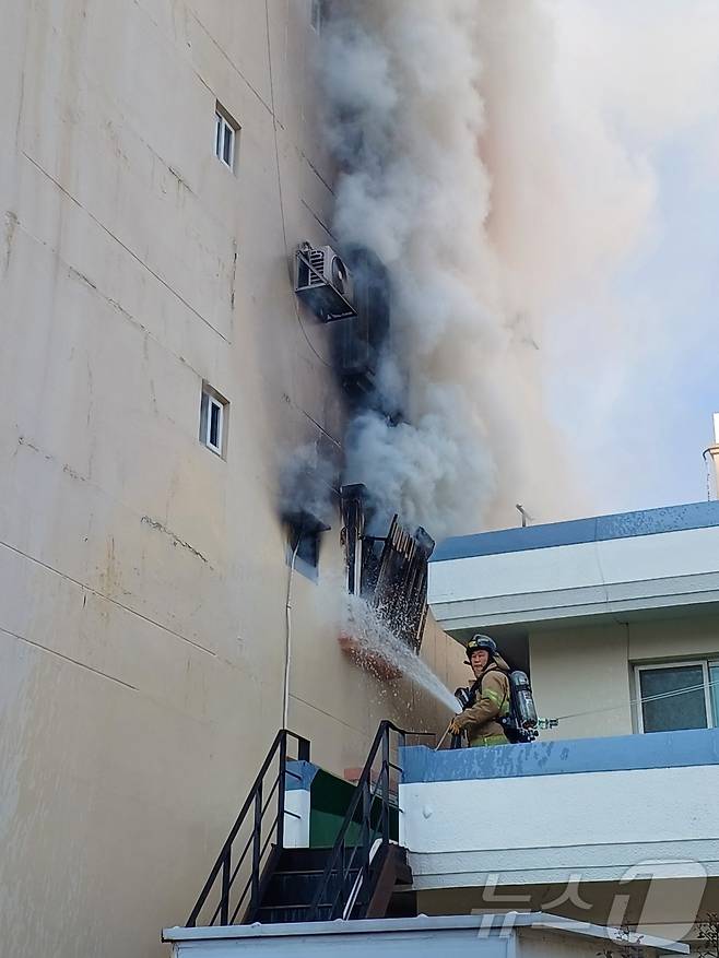 2일 낮 12시 56분쯤 전남 여수시 봉산동 한 모텔에서 불이 나 소방당국이 화재를 진화하고 있다.(여수소방서 제공)2024.12.3/뉴스1