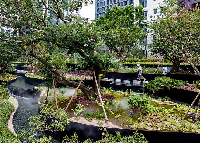 서울 서초구 반포동 ‘반포 래미안 원베일리’ 주민이 단지 내 ‘그린 캐스케이드’를 걸어가고 있다. 삼성물산 제공