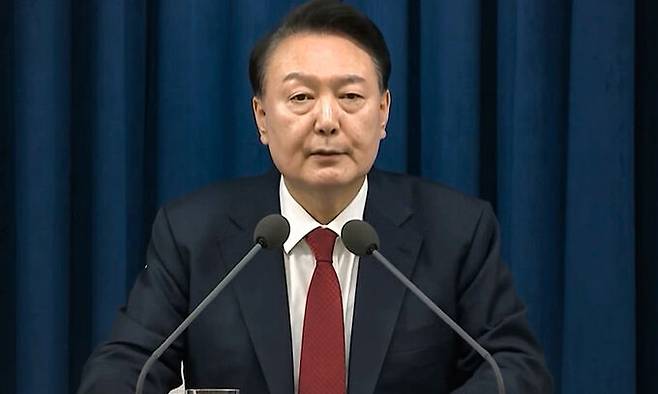 윤석열 대통령이 3일 저녁 서울 용산구 대통령실에서 열린 긴급 대국민담화 발표에서 비상계엄령을 발표하고 있다. YTN 뉴스 화면 캡처