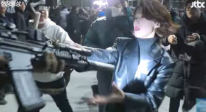 안귀령 더불어민주당 대변인에 총구 겨누는 계엄군 (사진=JTBC 영상 캡처)