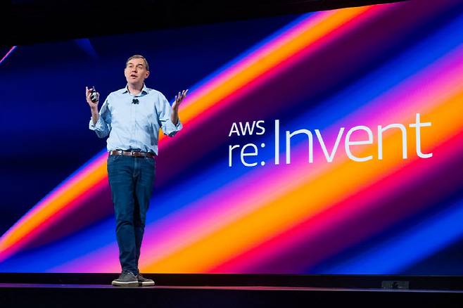 맷 거먼 AWS CEO가 3일(현지시간) 미국 네바다주 라스베이거스에서 열린 AWS 리인벤트 2024에서 기조연설을 하고 있다.(사진=AWS)
