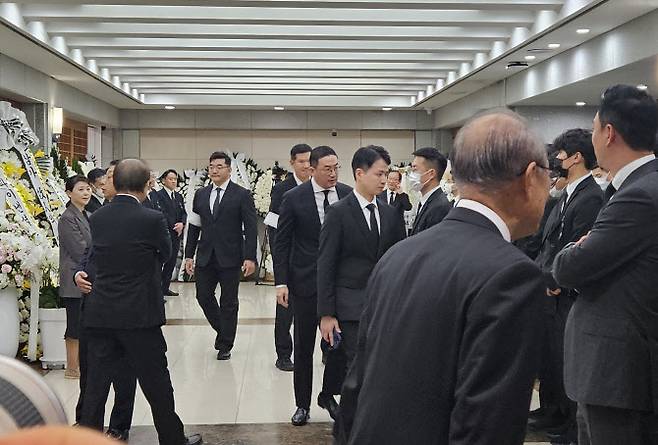 구광모 LG그룹 회장이 4일 서울대병원 장례식장에 마련된 허창수 GS그룹 명예회장 모친인 고(故) 구위숙 여사의 빈소를 나서고 있다.(사진=공동취재단)