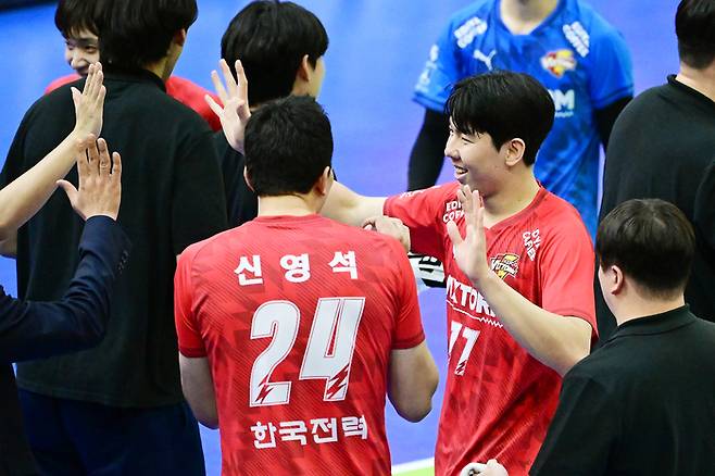한국전력 윤하준(가운데)이 동료들에게 축하를 받고 있다. 사진 | 한국배구연맹