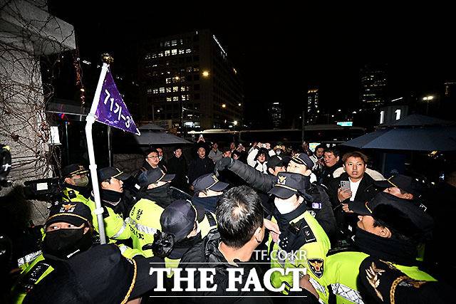 윤석열 대통령이 3일 밤 '비상계엄' 선포를 한 가운데 서울 여의도 국회가 폐쇄돼 있다. /국회=박헌우 기자