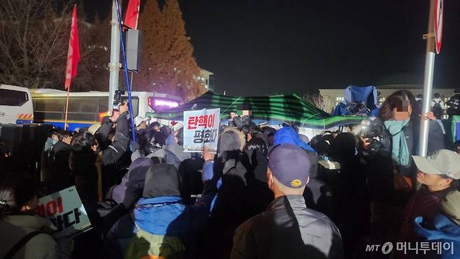 4일 오전3시쯤 서울 여의도 국회의사당 정문 앞에서 시민들이 윤석열 대통령 체포 등을 외치며 자리를 뜨지 않고 있다. /사진=김호빈 기자