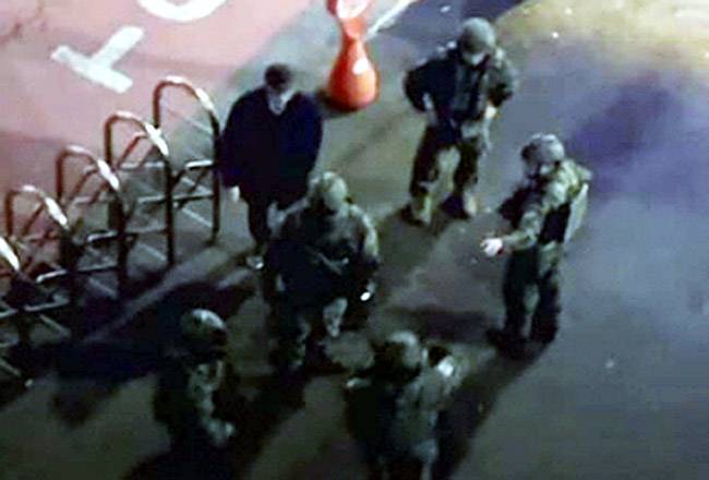 4일 오전 유튜브 채널 ‘김어준의 겸손은 힘들다 뉴스공장’ 스튜디오가 위치한 서울 서대문구 충정로 겸손방송국 사옥을 계엄군이 통제하는 모습. 유튜브 캡처