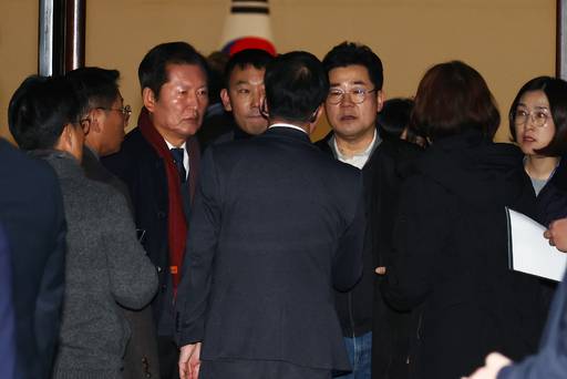 더불어민주당 박찬대 원내대표 등 지도부가 3일 국회 본회의장에 소집해 대화를 하고 있다. 뉴스1