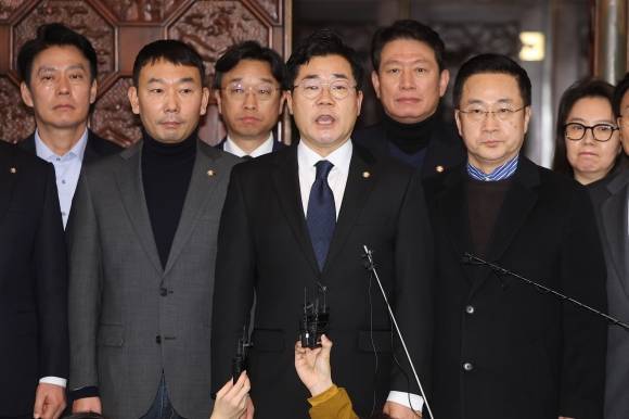 민주당 입장 발표하는 박찬대 원내대표 - 더불어민주당 박찬대 원내대표가 4일 새벽 국회에서 윤석열 대통령의 비상계엄 해제 담화와 관련해 입장발표를 하고 있다. 연합뉴스