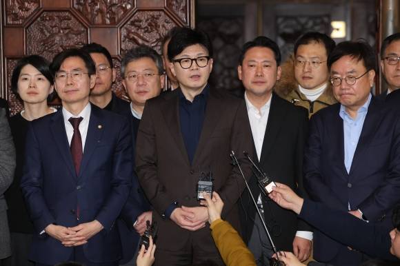 한동훈 대표, 윤 대통령 계엄해제 추가 담화 입장 발표 - 국민의힘 한동훈 대표가 4일 새벽 서울 여의도 국회에서 윤석열 대통령의 계엄 해제 추가 담화 발표에 대한 입장을 말하고 있다. 연합뉴스