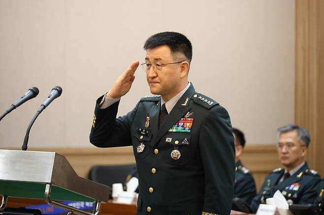 박안수 육군 참모총장이 10월17일 충남 계룡대 육군 본부에서 열린 국회 국방위 육군 국정감사에서 인사말을 마치고 거수경례를 하고 있다. ⓒ 연합뉴스