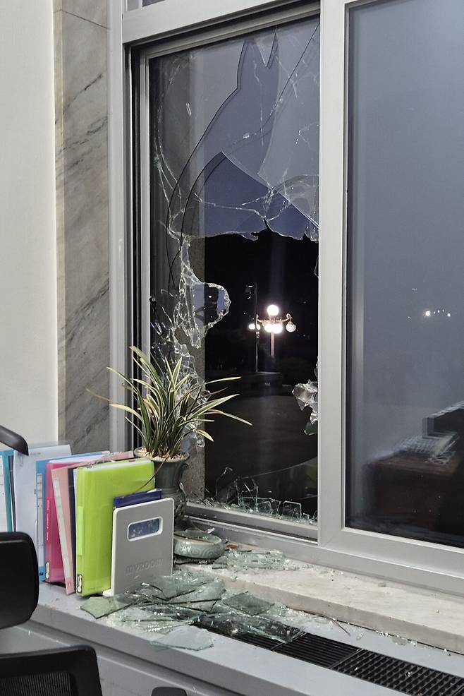 4일 새벽 군이 국회 본청 진입로로 사용한 국민의힘 정책위의장실 창문이 깨져 있다. ⓒ연합뉴스