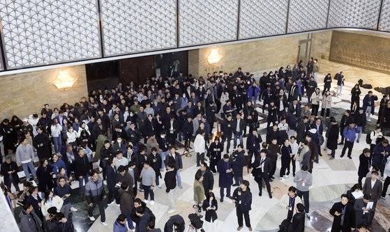 윤석열 대통령이 계엄령을 선포한 다음 날인 4일 새벽 국회로 진입하려는 군인들을 막기 위해 국회 본회의장 국회 보좌진과 당직자들이 국회 본회의장 앞을 막고 있다. 김성룡 기자