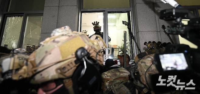 윤석열 대통령이 3일 밤 비상계엄을 선포한 뒤 4일 새벽 계엄군이 서울 여의도 국회 경내로 진입하고 있다. 박종민 기자