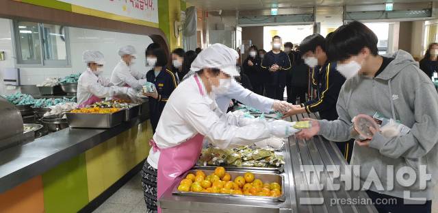 ▲지난해 경기도내 학교 비정규직 노동자들이 총파업에 나서면서 급식에 차질이 발생한 경기지역 한 중학교에서 학생들이 대체급식을 배식받고 있다. ⓒ프레시안(전승표)