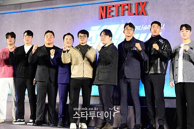 넷플릭스 예능프로그램 ‘최강럭비’ 제작진과 출연진. 사진|강영국 기자