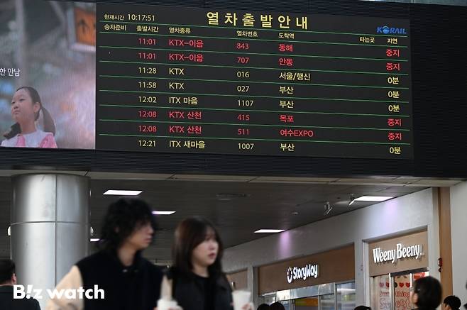 전국철도노동조합의 총파업이 이틀째 이어지면서, 열차 운행이 감소해 이용객들에게 불편을 주고 있다./사진=이명근 기자 qwe123@