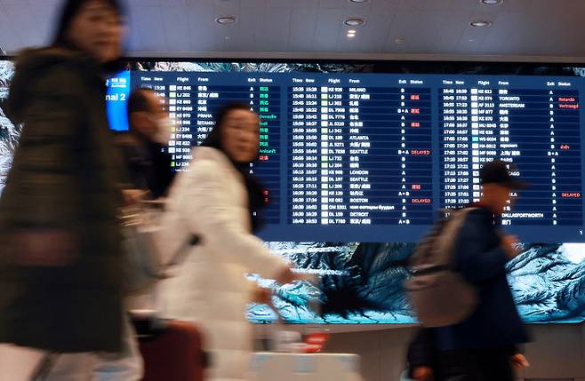 윤석열 대통령의 비상계엄 선포 및 해제 사건 이후 정국 불안과 대규모 시위 등으로 인한 안전 문제 발생 우려가 커지면서 세계 주요국이 한국 여행 주의보·경보를 4일 발표했다. 사진은 5일 오후 인천공항 제2터미널 입국장 모습.(사진=연합뉴스).