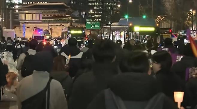 전국적으로 촛불집회가 열린 4일, 광화문 촛불집회가 끝나고 밤 7시 반쯤 민주노총과 시민단체 그리고 시민들이 용산 대통령실로 행진하고 있다. (SBS 캡처)