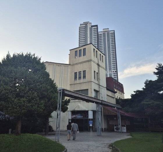 온양관광호텔 대온천탕 건물, 페인트를 다시 칠해주었으면 하는 바람입니다. 이영희 기자