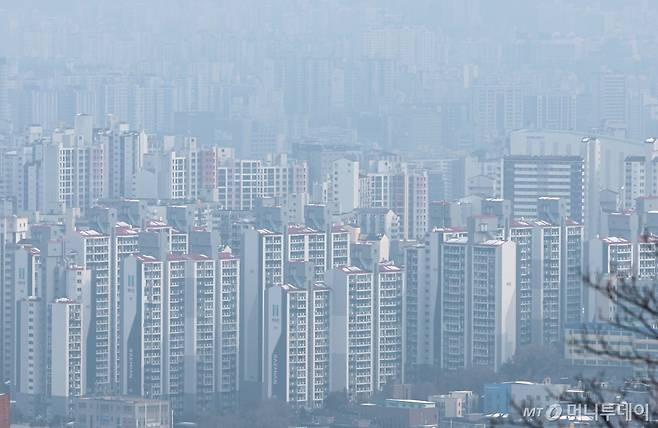 (서울=뉴스1) 구윤성 기자 = 정부의 대출규제 여파로 매수심리가 얼어붙으면서 서울 아파트 거래가 3개월 연속 감소했다. 국토교통부의 ‘10월 주택통계’에 따르면 지난달 서울 아파트 매매 거래량은 4000가구로 집계됐다. 서울 아파트 매매 건수는 지난해 12월 1790건을 기록한 이후 계속 늘어 올해 7월 9518건을 기록하는 등 증가세를 보였다. 하지만 정부가 부동산 관련 대출을 조이면서 거래가 급감했다. '악성 미분양'으로 분류되는 준공후 미분양 주택은 1만8307호로 한 달 전보다 6.1% 늘었다. 전국의 미분양 주택은 6만5836호로 전월 대비 940호(1.4%) 감소했지만 준공후 미분양 주택은 전월 대비 1045호(6.1%) 증가한 1만8307호로 집계됐다. 사진은 1일 서울의 아파트 단지. 2024.12.1/뉴스1 Copyright (C) 뉴스1. All rights reserved. 무단 전재 및 재배포, AI학습 이용 금지. /사진=(서울=뉴스1) 구윤성 기자
