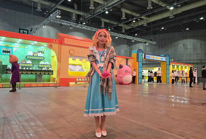 현장 내 '메이플스토리' NPC로 분한 코스튬 플레이어들은 현장 곳곳을 돌아다니며 특별 퀘스트 제공을 비롯해 사진 촬영을 진행했다.