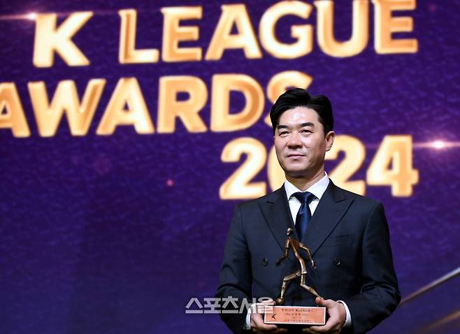 K리그1 감독상을 수상한 강원FC 윤정환 감독이 29일 서울 서대문구 스위스 그랜드호텔에서 열린 2024 K리그 시상식 후 포즈를 취하고 있다. 2024. 11. 29. 최승섭기자 thunder@sportsseoul.com