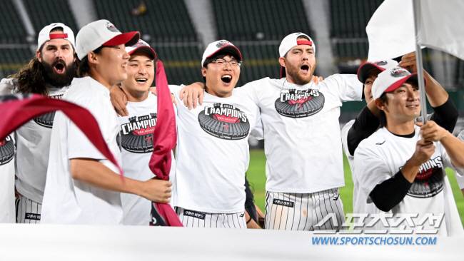 4일 부산 사직구장에서 열린 LG와 롯데의 경기, 경기 종료 후 펼쳐진 LG 트윈스의 정규시즌 우승 세리머니에서 선수단이 팬들과 응원가를 함께 하고 있다. 부산=허상욱 기자wook@sportschosun.com/2023.10.04/