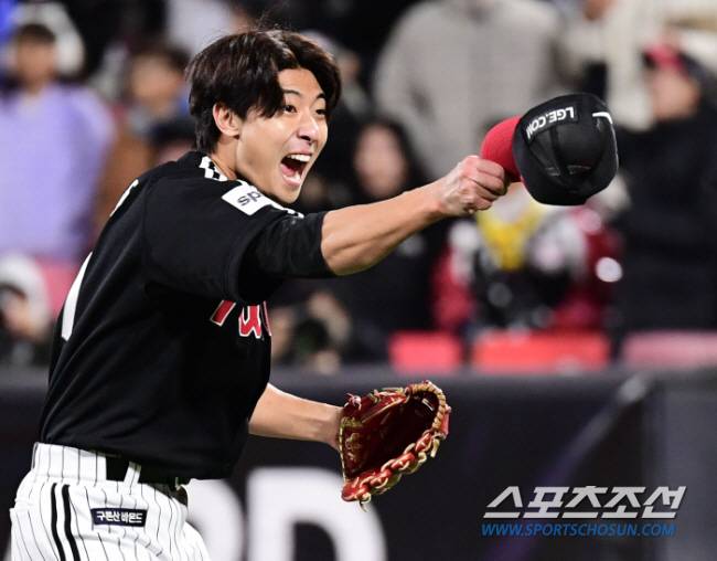 10일 수원 케이티위즈파크에서 열린 한국시리즈 3차전 KT와 LG의 경기. LG가 KT에 8대 7로 역전승을 거뒀다. 승리가 확정되자 환호하고 있는 LG 이정용. 수원=송정헌 기자 songs@sportschosun.com/2023.11.10/