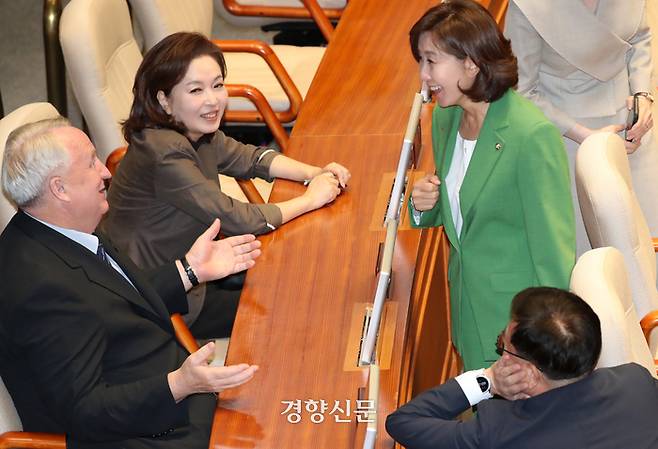 인요한, 김민전 국민의힘 최고위원이 9월10일 국회 본회의에서 나경원 의원과 대화하고 있다. 박민규 선임기자