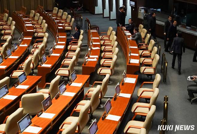 7일 오후 서울 여의도 국회 본회의장에서 김건희 특검법 제의안이 부결된 뒤 윤석열 대통령 탄핵안이 상정되자 국민의힘 의원들이 퇴장하고 있다. 사진=유희태 기자