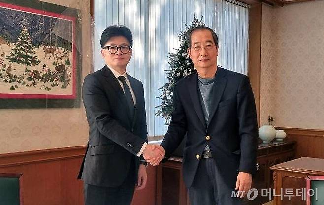 한동훈 국민의힘 대표(왼쪽)이 7일 서울 종로구 총리공관을 찾아 한덕수 국무총리와 긴급 회동하고 있다. (국민의힘 제공) 2024.12.7/뉴스1 Copyright (C) 뉴스1. All rights reserved. 무단 전재 및 재배포, AI학습 이용 금지. /사진=(서울=뉴스1)