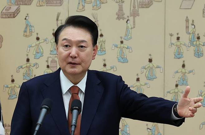 윤석열 대통령이 7일 오전 10시 대국민 담화에 나선다. 사진은 윤 대통령이 지난달 27일 서울 용산 대통령실 청사에서 열린 중장 진급·보직 신고 및 삼정검 수치 수여식에서 격려사를 하던 모습. /사진=뉴시스