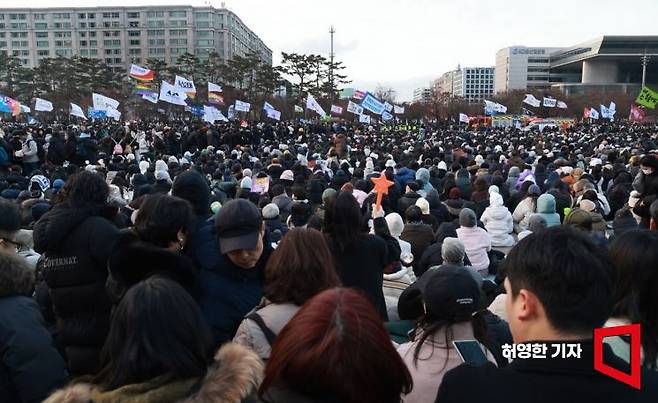 윤석열 대통령에 대한 탄핵 표결이 진행된 7일 서울 여의도공원에서 열린 윤석열 대통령 탄핵 촉구 집회 참가하기 위해 시민들이 국회를 향해 운집하고 있다 . 허영한 기자