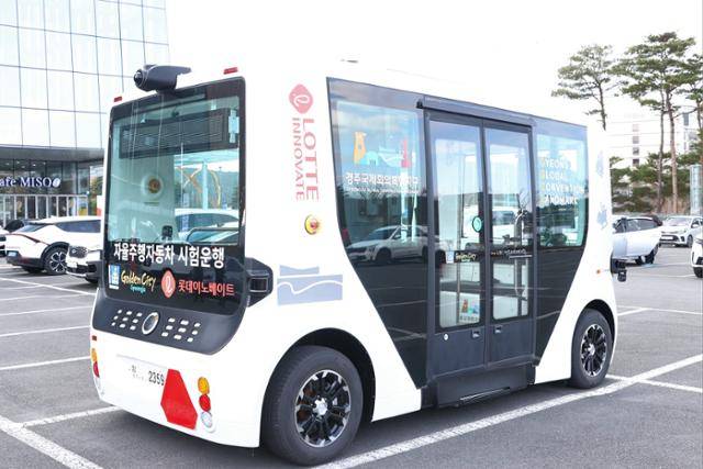 경북 경주시 자율주행 셔틀버스가 지난 6일 신평동 보문관광단지 내 경주화백컨벤션센터 주차장에 세워져 있다. 주낙영 경주시장 페이스북 캡처
