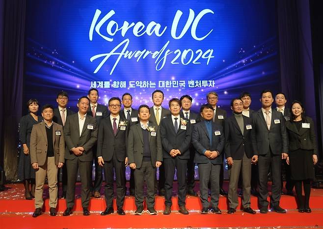 4일 한국벤처투자가 한국모태펀드 운용성과를 공유하고 혁신벤처생태계 발전에 기여한 벤처캐피털 등 유공자를 시상하는 ‘한국 VC어워드(Korea VC Awards) 2024’ 수상자들이 기념촬영을 하고 있다. 한국벤처투자