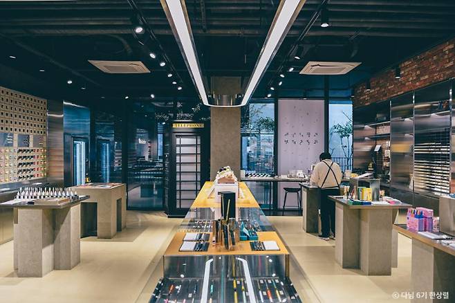 모나미스토어 내부는 깔끔한 인테리어와 알록달록한 문구들이 대비를 이룬다. /사진=한국관광공사