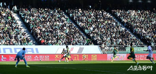 전북-서울 이랜드의 K리그 승강 PO 2차전이 열린 8일 전주월드컵경기장은 절박함과 희망, 쓰라린 좌절과 안도의 한숨이 교차했다. 전주|주현희 기자 teth1147@donga.com