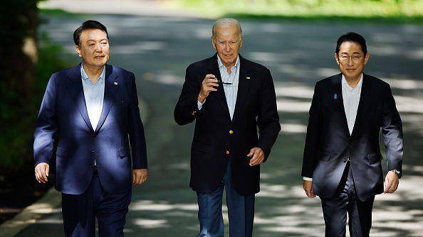 탄핵 정국이 길어질 것으로 예상되며 외교, 국방 등 대통령이 고유 권한을 행사하는 분야에서의 공백을 우려하는 목소리가 커지고 있다